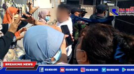 Warga Komplek Perumahan Pangeranan Asri Bangkalan saat menggerebek dan mengusir dua oknum PNS yang diduga selingkuh.