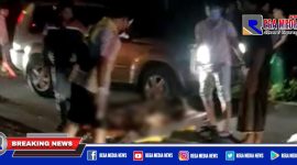 Petugas kepolisian dibantu warga saat mengevakuasi jasad korban yang kecelakaan di Jl. Raya Jungkarang, Kecamatan Jrengik, Sampang.