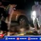 Petugas kepolisian dibantu warga saat mengevakuasi jasad korban yang kecelakaan di Jl. Raya Jungkarang, Kecamatan Jrengik, Sampang.