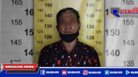 Tersangka (SH) saat diamankan di Mapolsek Tegalsari Surabaya.