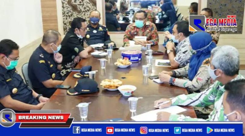 Tim Pemkab Pamekasan saat bersama tim bea cukai Madura