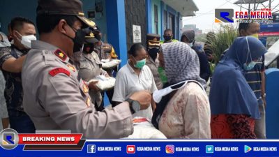 Polsek Asemrowo Bagikan Sembako Kepada Warga Terdampak Covid-19