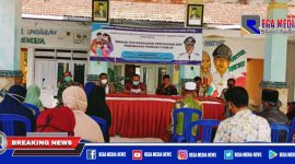 Berlangsungnya kegiatan sosialisasi dan edukasi vaksinasi Covid-19 kepada warga Desa Gunung Eleh, Kecamatan Kedungdung, Sampang.
