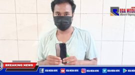 Tersangka (YF) dan barang bukti Hp diamankan di Mapolsek Kenjeran, Surabaya.