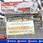 Petugas memberikan benner pemberitahuan dilokasi pasar Ketapang Sampang