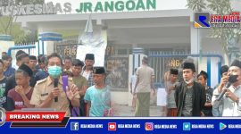 Tampak warga melakukan aksi penyegelan Puskesmas Jrangoan dan meminta pelayanan yang terbaik untuk masyarakat.