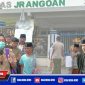 Tampak warga melakukan aksi penyegelan Puskesmas Jrangoan dan meminta pelayanan yang terbaik untuk masyarakat.