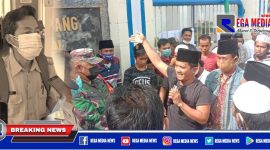 Sekelompok warga saat menyampaikan aspirasi dan aksi protesnya didepan Puskesmas Jrangoan, Kec. Omben, Kab. Sampang.
