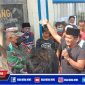 Sekelompok warga saat menyampaikan aspirasi dan aksi protesnya didepan Puskesmas Jrangoan, Kec. Omben, Kab. Sampang.
