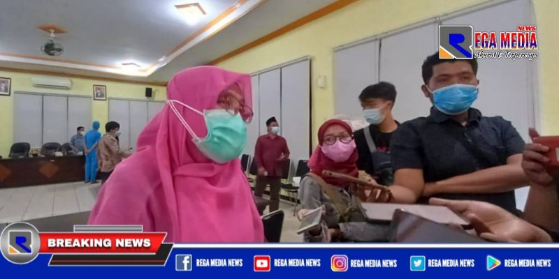 Direktur RSUD Syamrabu Bangkalan (Dr. Nunuk Kristiani), saat diwawancarai awak media.