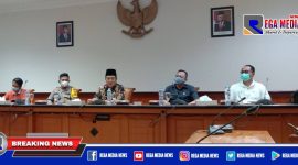 Sekdakab Sampang (Yuliadi Setiyawan) didampingi Kapolres Sampang dan sejumlah Kepala Dinas saat rapat koordinasi bersama awak media.