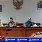Sekdakab Sampang (Yuliadi Setiyawan) didampingi Kapolres Sampang dan sejumlah Kepala Dinas saat rapat koordinasi bersama awak media.