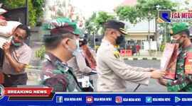 Secara simbolis, Kapolres Sampang (AKBP Abdul Hafidz) serahkan bantuan sosial berupa beras dan sembako kepada anggotanya dan anggota Kodim 0828 Sampang.