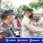 Secara simbolis, Kapolres Sampang (AKBP Abdul Hafidz) serahkan bantuan sosial berupa beras dan sembako kepada anggotanya dan anggota Kodim 0828 Sampang.