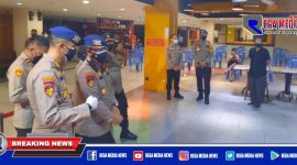 Kakor Polairud Baharkam Polri (Irjend Pol Verdianto Iskandar Bitticaca) saat meninjau vaksinasi di Mall Pasar Atum, Surabaya.