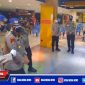 Kakor Polairud Baharkam Polri (Irjend Pol Verdianto Iskandar Bitticaca) saat meninjau vaksinasi di Mall Pasar Atum, Surabaya.