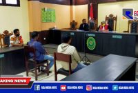 Norul warga Desa Taddan dan Agus Hariyanto Pimpinan Orkes Dangdut saat menjalani sidang Tipiring  di Pengadilan Negeri Sampang.