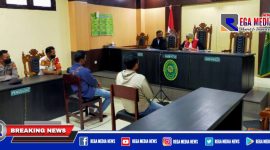 Norul warga Desa Taddan dan Agus Hariyanto Pimpinan Orkes Dangdut saat menjalani sidang Tipiring  di Pengadilan Negeri Sampang.