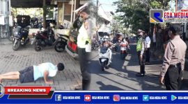 Polsek Asemrowo saat melaksanakan operasi masker didepan Mako Polsek setempat.