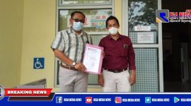 Kuasa Hukum Hairuddin (suami sah tersangka IR) saat menunjukkan surat pengaduan dan pelaporan kembali kepada BKPSDM Sampang.