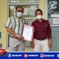 Kuasa Hukum Hairuddin (suami sah tersangka IR) saat menunjukkan surat pengaduan dan pelaporan kembali kepada BKPSDM Sampang.