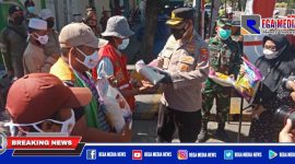 Kabid Humas Polda Jawa Timur (Kombes Pol Gatot RH) saat membagikan sembako di kawasan area Sunan Ampel, Surabaya.