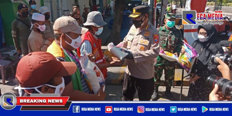 Kabid Humas Polda Jawa Timur (Kombes Pol Gatot RH) saat membagikan sembako di kawasan area Sunan Ampel, Surabaya.