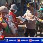 Kabid Humas Polda Jawa Timur (Kombes Pol Gatot RH) saat membagikan sembako di kawasan area Sunan Ampel, Surabaya.