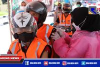 Wartawan di Surabaya saat menerima layanan vaksinasi thru dari Polres Pelabuhan Tanjung Perak, Surabaya.