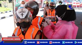Wartawan di Surabaya saat menerima layanan vaksinasi thru dari Polres Pelabuhan Tanjung Perak, Surabaya.
