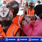 Wartawan di Surabaya saat menerima layanan vaksinasi thru dari Polres Pelabuhan Tanjung Perak, Surabaya.