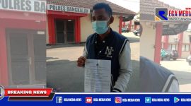 Mudeli (korban), menunjukan surat tanda bukti laporan polisi di Mapolres Bangkalan.