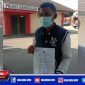 Mudeli (korban), menunjukan surat tanda bukti laporan polisi di Mapolres Bangkalan.