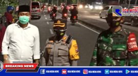 Ketuan AMP (H. Nawadi) saat bersama Kapolres Pelabuhan Tanjung Perak (AKBP Ganis Setyaningrum), di sekitar pintu masuk tol jembatan Suramadu.