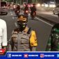 Ketuan AMP (H. Nawadi) saat bersama Kapolres Pelabuhan Tanjung Perak (AKBP Ganis Setyaningrum), di sekitar pintu masuk tol jembatan Suramadu.