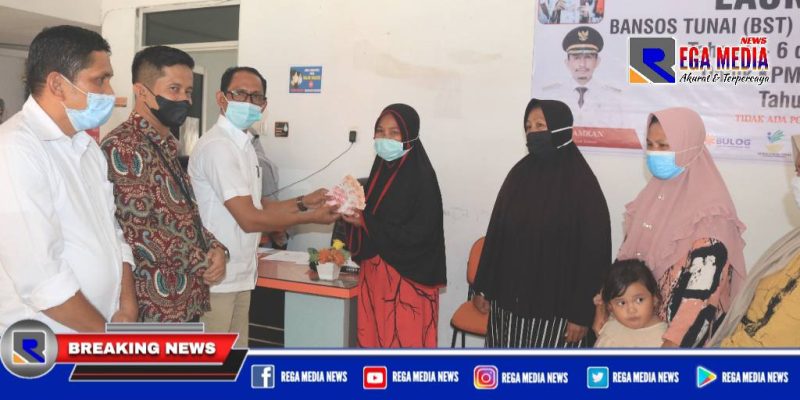 Bupati Aceh Selatan (Tgk Amran) menyerahkan bansos PKH kepada KPM.