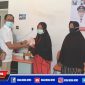 Bupati Aceh Selatan (Tgk Amran) menyerahkan bansos PKH kepada KPM.