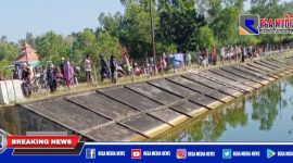 Tampak warga antusias mendatangi lokasi tenggelamnya seorang warga Pandiyangan, Sampang.