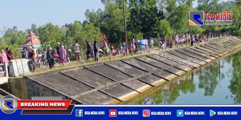 Tampak warga antusias mendatangi lokasi tenggelamnya seorang warga Pandiyangan, Sampang.