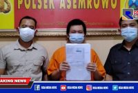 Oknum sales Cv Sumber Rejeki berinisial AS (tengah), saat diamankan di Mapolsek Asemrowo.