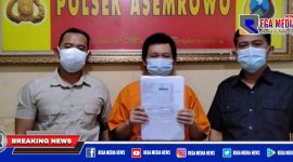 Oknum sales Cv Sumber Rejeki berinisial AS (tengah), saat diamankan di Mapolsek Asemrowo.