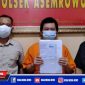 Oknum sales Cv Sumber Rejeki berinisial AS (tengah), saat diamankan di Mapolsek Asemrowo.