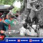 Tampak warga bersama tim BPBD Sampang saat mengevakuasi jasad korban tenggelam di Embung Desa Pandiyangan.