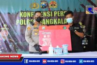 Kapolres Bangkalan (AKBP Alith Alarino) menunjukkan barang bukti narkoba jenis sabu-sabu dari tersangka MS.