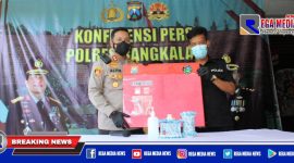 Kapolres Bangkalan (AKBP Alith Alarino) menunjukkan barang bukti narkoba jenis sabu-sabu dari tersangka MS.