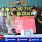 Kapolres Bangkalan (AKBP Alith Alarino) menunjukkan barang bukti narkoba jenis sabu-sabu dari tersangka MS.