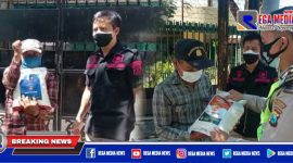 Polsek Genteng saat membagikan sembako kepada tukang parkir dan becak.