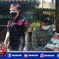 Polsek Genteng saat membagikan sembako kepada tukang parkir dan becak.