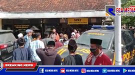 Sekelompok warga dari Desa Tragih saat mendatangi Mapolsek Robatal, Sampang.