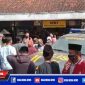 Sekelompok warga dari Desa Tragih saat mendatangi Mapolsek Robatal, Sampang.